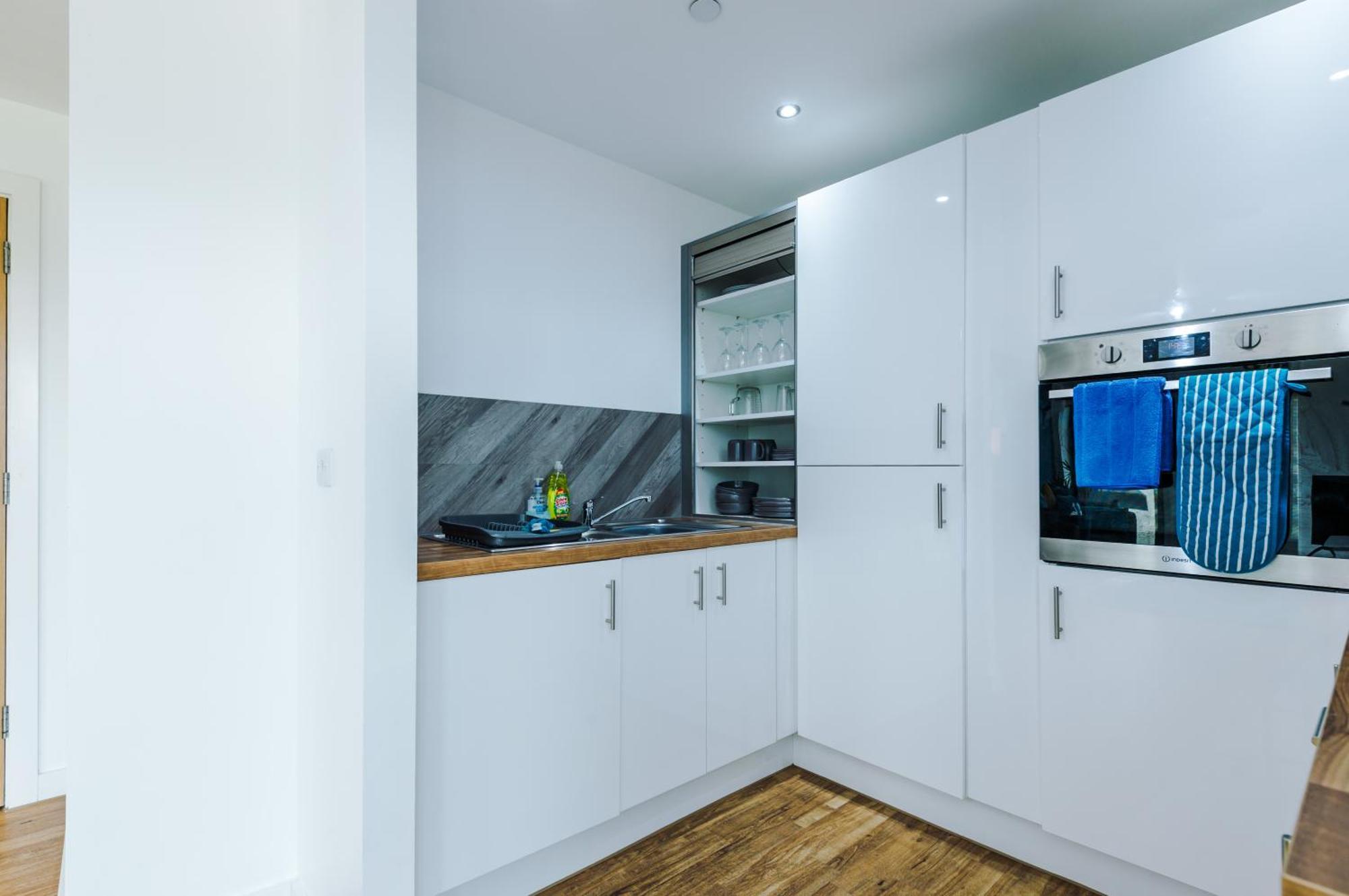Lux Livin' - Luxury 2 Bed With Skyline View & 24 Hour Gym Apartment *